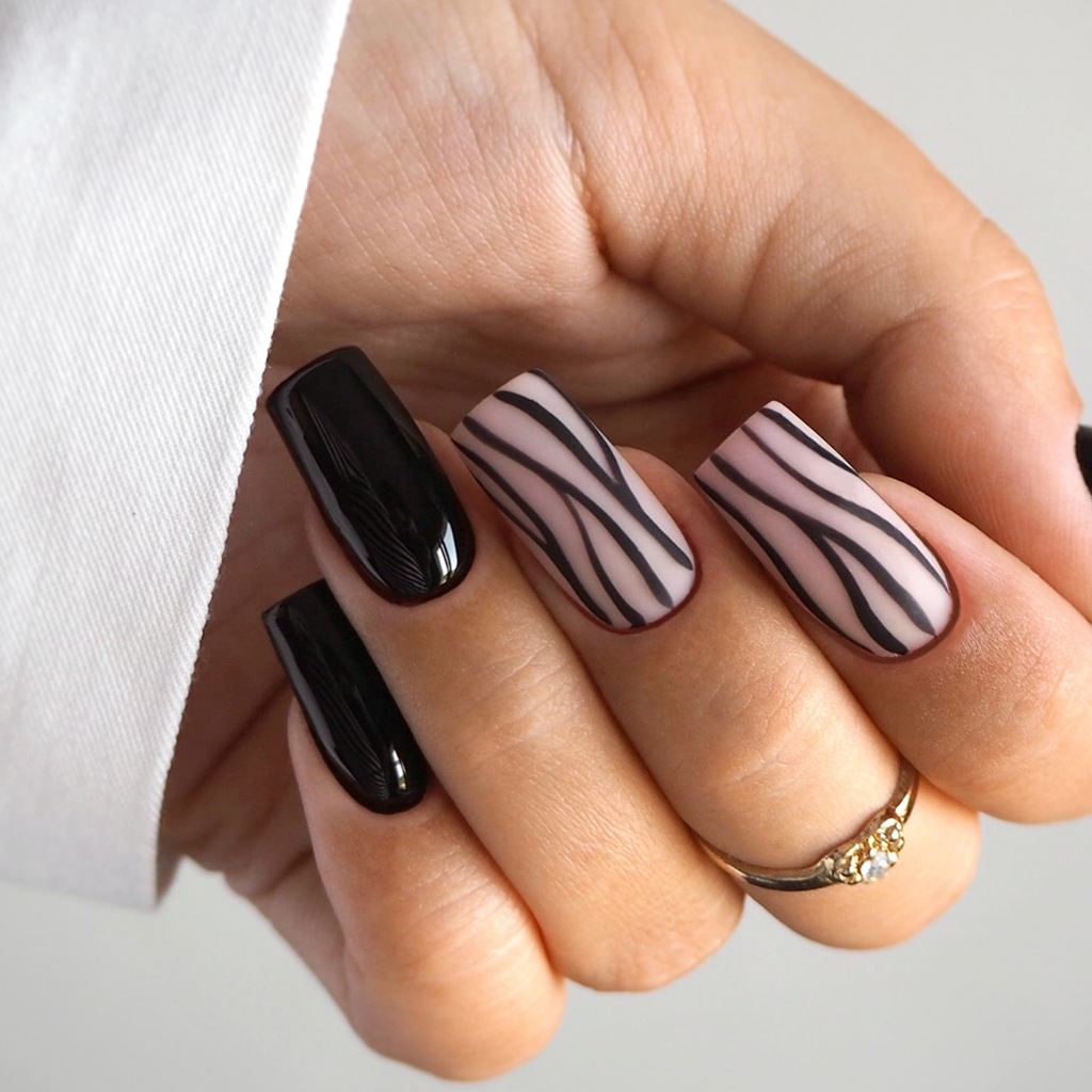 Esmalte semi 605 Woman in Black YOSHI 6ml (Negro)